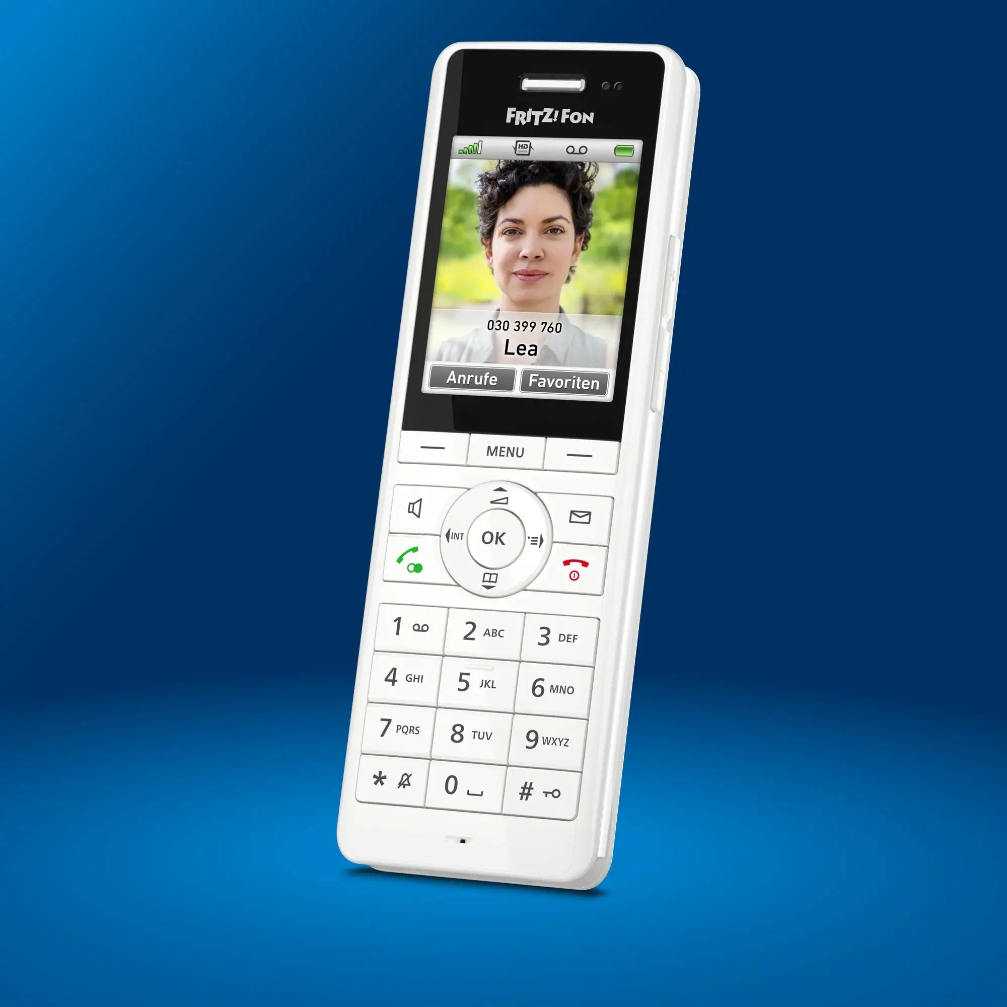 FRITZ!Fon X6 auf blauem Hintergrund – hochwertiges Telefon mit Display und Tasten für exzellente Sprachqualität.