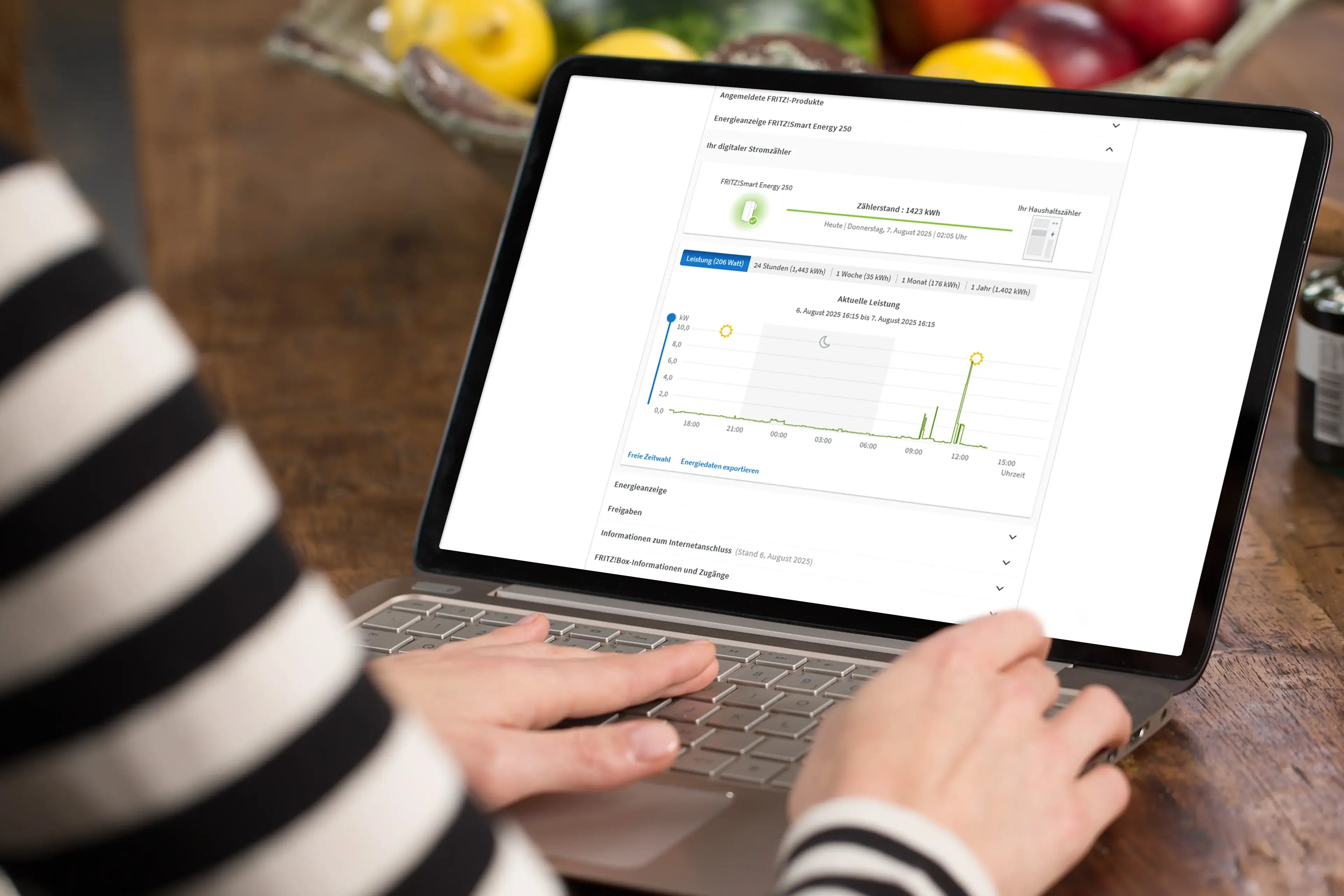Jemand arbeitet am Laptop und analysiert Daten mit Grafiken und Statistiken auf dem Bildschirm.