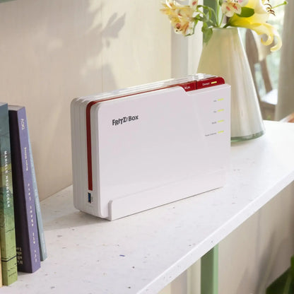 FRITZ!Box 5690 Pro auf einem Regal, ideal für ultraschnelles Wi-Fi 7, Smart Home und DSL-Anschlüsse.