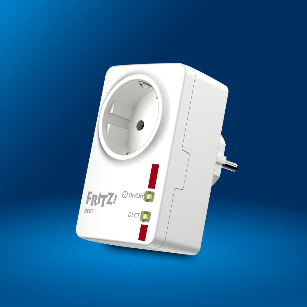 Intelligente Steckdose FRITZ!DECT 200 auf blauem Hintergrund