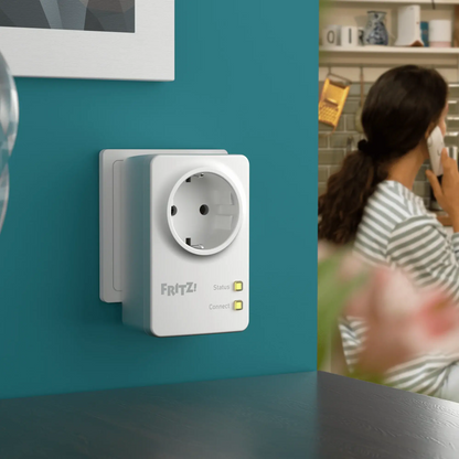 FRITZ!DECT Repeater 100 in Weiß, installiert an einer Wand, mit aktivierten Status- und Connect-Anzeigen.