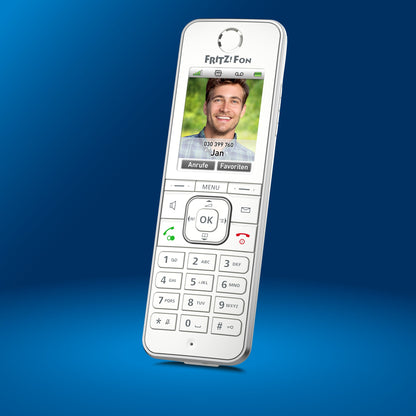 FRITZ!Fon C6 Telefon mit Anrufer-ID, moderner Nutzung und Komfort, auf blauem Hintergrund