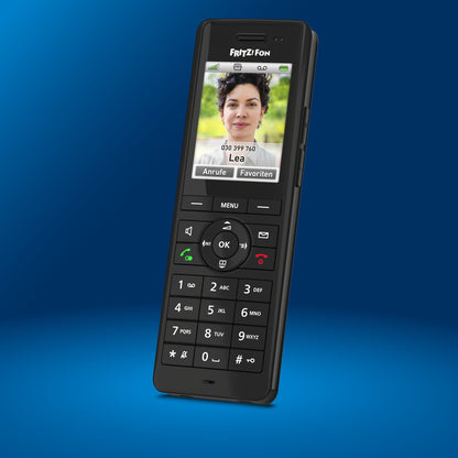 FRITZ!Fon X6 mit Display und Anrufer-ID auf blauem Hintergrund