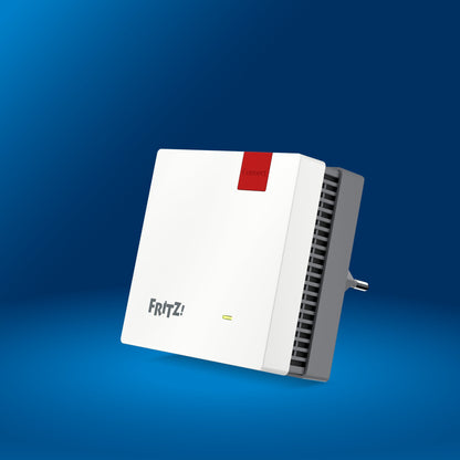 FRITZ!Repeater 1200 AX auf blauem Hintergrund, unterstützt Wi-Fi 6 und vergrößert dein WLAN.
